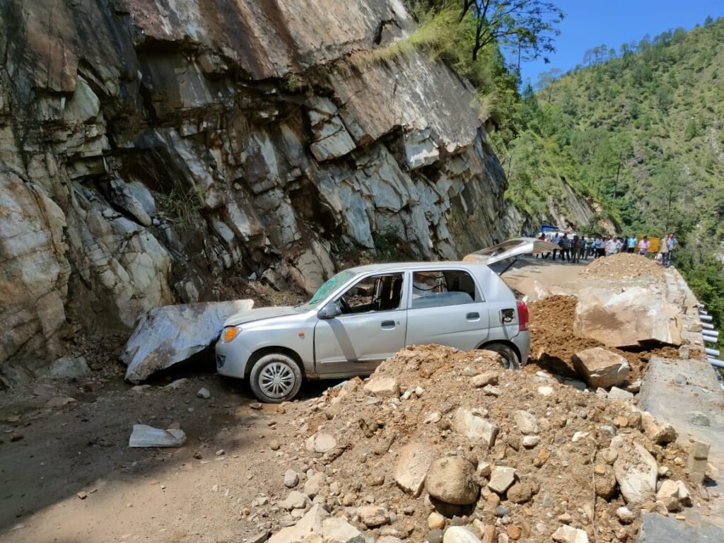 Boulder fell on moving car between Narayanbagad-Nalgaon, life in danger