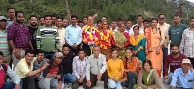 On the retirement of the electrical worker, he was given a farewell with flowers and garlands