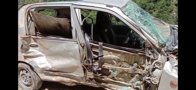 Boulder fell on moving car between Narayanbagad-Nalgaon, life in danger