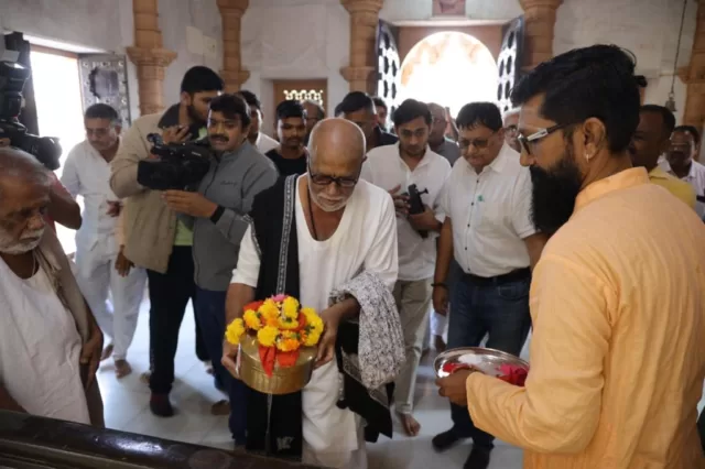Morari Bapu welcomes Ayodhya Kalash Yatra in Talgajarda