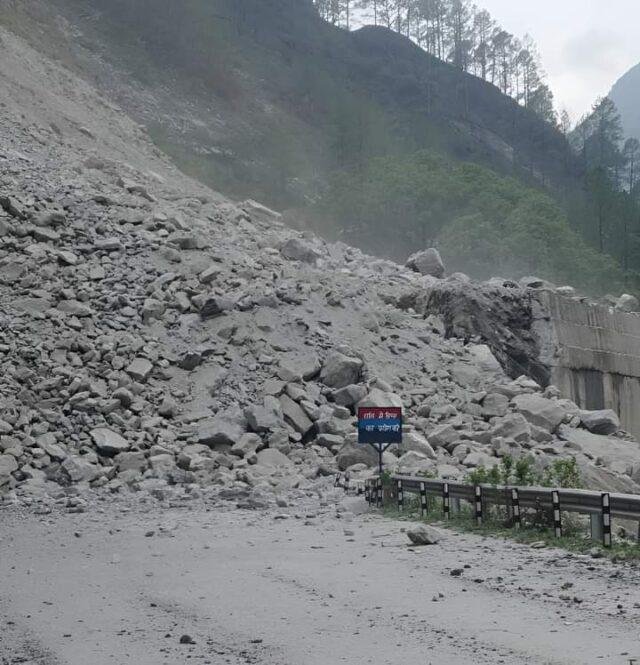 Heavy landslide near Patalganga on Badrinath National Highway in Chamoli district, highway closed.