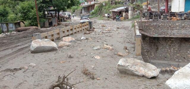 People spent the night awake in panic and fear due to cloud burst in the upper part of Panti and Rathiya villages.