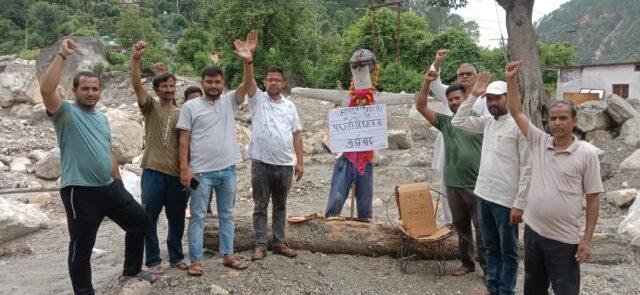 MLA Bhupalram Tamta missing even after four days of Panti disaster, the affected people erected an effigy and offered prayers.