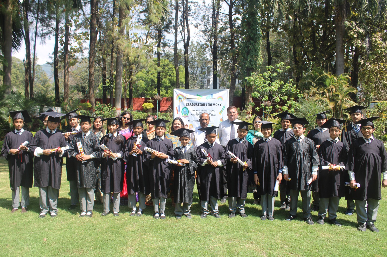 द पेस्टल वीड में मनाया गया किंडरगार्टन ग्रेजुएशन समारोह
