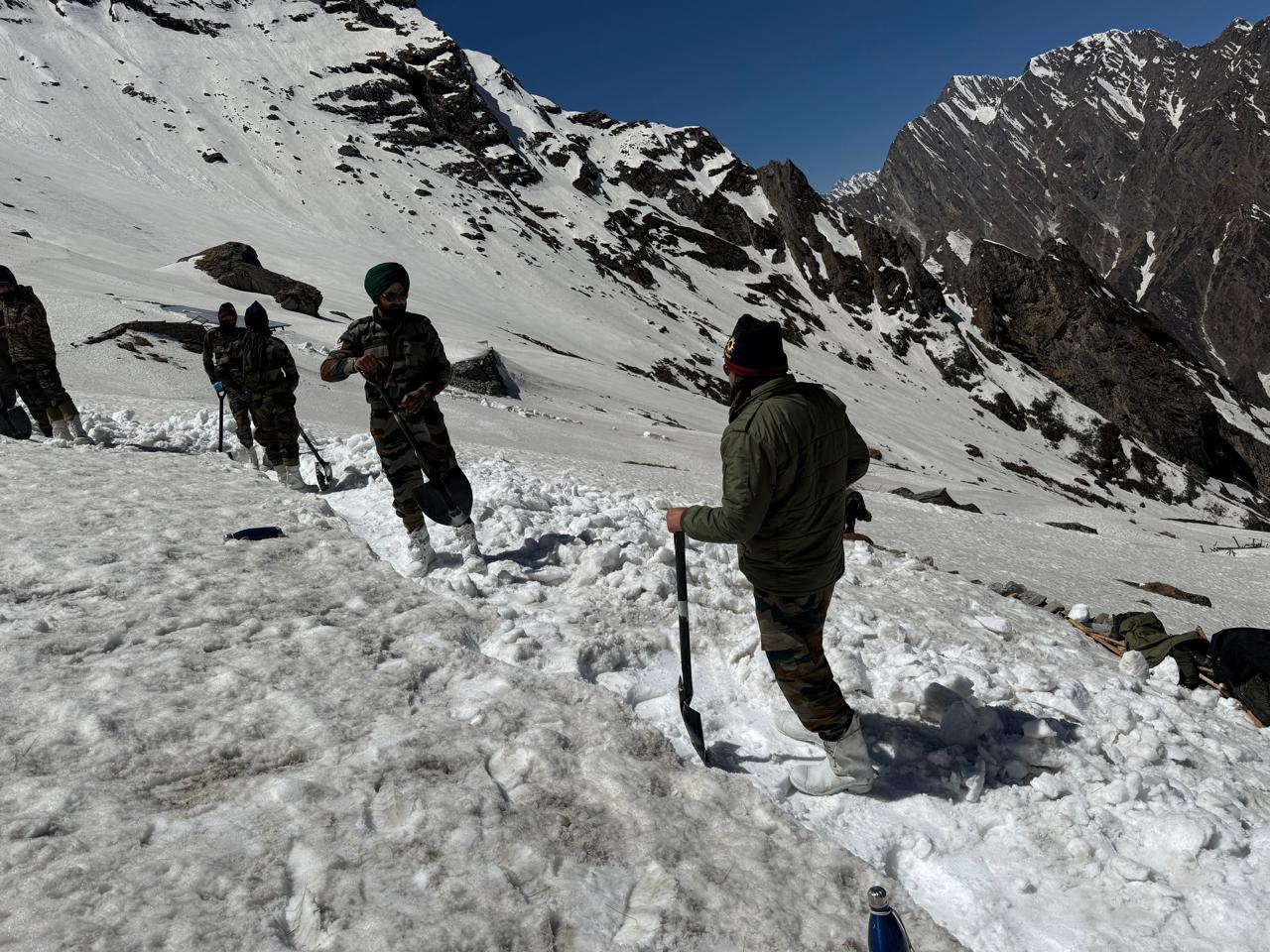 श्री हेमकुंड साहिब यात्रा मार्ग को सुगम बनाने में भारतीय सेना का अटूट समर्पण