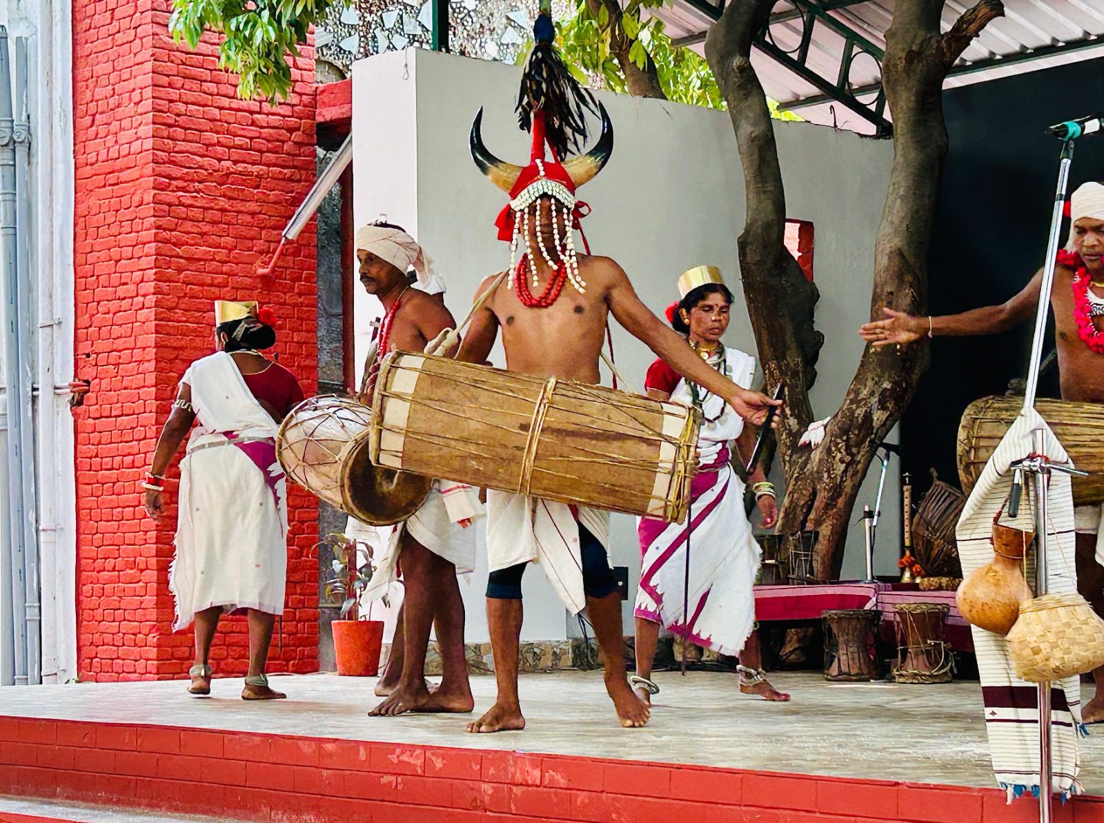 देहरादून के दून गर्ल्स स्कूल में स्पिक मैके ने प्रस्तुत किया बस्तर बैंड का मनमोहक प्रदर्शन