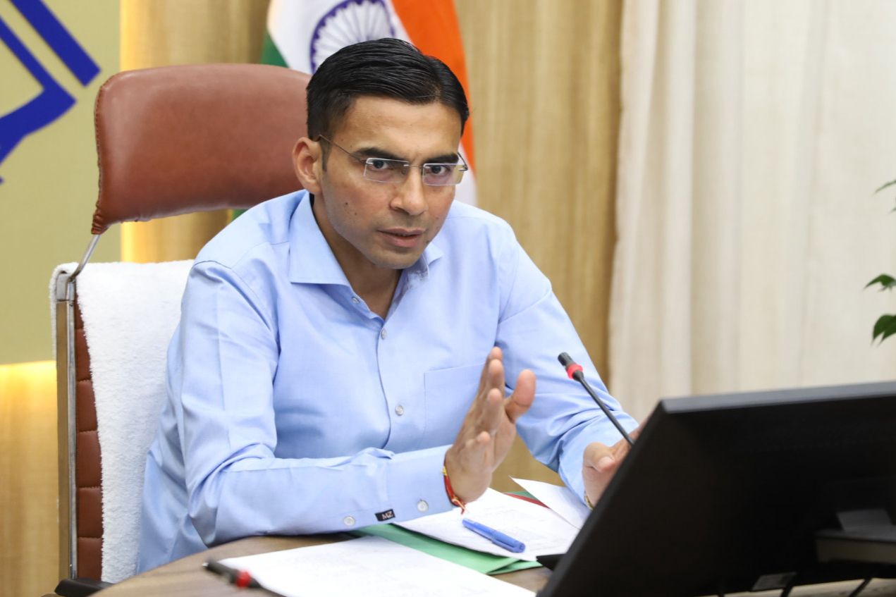 राज्य एवं राष्ट्रहित की योजना है एयरपोर्ट विस्तारीकरण प्राजेक्ट, युद्धस्तर पर कार्यवाही करें अधिकारीःडीएम