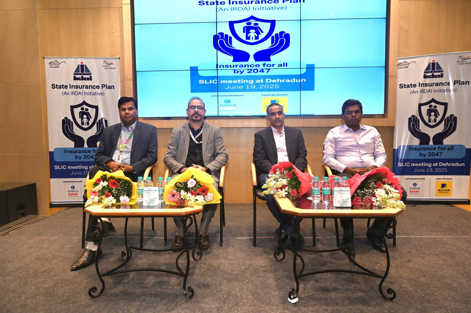आईआरडीएआई की ओर से उत्तराखंड राज्य बीमा योजना की समीक्षा के दौरान अवीवा इंडिया ने ‘इंश्योरेंस फॉर ऑल’ को लेकर जताई प्रतिबद्धता बीएसएनके न्यूज / देहरादून डेस्क। देहरादून में आईआरडीएआई की अध्यक्षता में हुई उत्तराखंड राज्य बीमा योजना की समीक्षा बैठक में अवीवा लाइफ इंश्योरेंस ने बीमा समावेश और समग्र कल्याण को बढ़ावा देने के अपने प्रयासों और उपलब्धियों को प्रस्तुत किया। कंपनी ने जमीनी स्तर पर अपनी पहलों की प्रगति और प्रभाव के महत्वपूर्ण आंकड़े साझा किए। समीक्षा बैठक के दौरान चीफ जनरल मैनेजर आरके शर्मा, जनरल मैनेजर अम्मू वेंकटरमना और डिप्टी जनरल मैनेजर भास्कर तीर्थरामन समेत आईआरडीएआई के अन्य वरिष्ठ अधिकारी और क्षेत्र की प्रमुख बीमा प्रदाताओं के प्रतिनिधि उपस्थित रहे। राज्य की प्रमुख बीमा प्रदाता के रूप में अवीवा ने राज्य में अपनी योजना के तहत उठाए गए प्रमुख कदमों को सामने रखा। इनमें पिछले साल करीब 150 अवीवा वेलनेस एडवाइजर की नियुक्ति करने, पहुंच आसान बनाने के लिए प्रत्येक ग्राम पंचायत स्तर पर जागरूकता अभियान शुरू करने और उत्तराखंड के कुछ सर्वाधिक वंचित क्षेत्रों में किफायती बीमा समाधान (इंश्योरेंस सॉल्यूशंस) उपलब्ध कराने जैसे कदम शामिल हैं। इन सभी कदमों से भारत के कोने-कोने तक बीमा की पहुंच बढ़ाने और ‘इंश्योरेंस फॉर ऑल बाय 2047’ (‘2047 तक सभी के लिए बीमा’) के आईआरडीएआई के लक्ष्य की दिशा में आगे बढ़ने को लेकर अवीवा की मजबूत प्रतिबद्धता नजर आती है। समीक्षा के दौरान आरके शर्मा ने बीमा कंपनियों को तीर्थयात्रियों के लिए पर्सनल एक्सीडेंट इंश्योरेंस कवरेज की संभावना तलाशने के लिए प्रोत्साहित किया। यह भारत में आध्यात्मिक रूप से सर्वाधिक महत्वपूर्ण केंद्रों में शुमार और भौगोलिक रूप से जटिलताओं वाले उत्तराखंड में लोगों के जीवन की सुरक्षा की दिशा में महत्वपूर्ण कदम होगा। उन्होंने बीमा कंपनियों से लक्षित जागरूकता अभियान (टार्गेटेड अवेयरनेस कैंपेन) एवं आउटरीच प्रोग्राम शुरू करने की अपील भी की, जो कि उत्तराखंड की बीमा संबंधी विशेष जरूरतों के अनुरूप हो, जिससे अधिक से अधिक लोगों को जोड़ा जा सके। अपना विजन साझा करते हुए अवीवा इंडिया के सीईओ एवं एमडी असित रथ ने कहा, ‘अवीवा में हम बीमा को केवल एक फाइनेंशियल प्रोडक्ट की तरह नहीं, बल्कि होलिस्टिक वेलबीइंग (संपूर्ण कल्याण) के प्रमुख माध्यम के रूप में देखते हैं, जिसमें शारीरिक, मानसिक, वित्तीय, सामाजिक एवं आध्यात्मिक स्वास्थ्य भी शामिल है। अपनी विभिन्न पहल के माध्यम से हम महिलाओं को सशक्त कर रहे हैं, आजीविका के अवसर सृजित कर रहे हैं और उत्तराखंड के गांवों में रेजिलिएंस (दृढ़ता) की एक संस्कृति विकसित कर रहे हैं। अवीवा लाइफ इंश्योरेंस के प्रयास आईआरडीएआई के व्यापक उद्देश्यों के साथ पूर्ण रूप से मेल खाते हैं, जिनका उद्देश्य इनोवेटिव डिस्ट्रीब्यूशन, समुदाय आधारित मॉडल और क्षेत्रीय आवश्यकताओं के अनुसार बीमा सेवाओं को अधिक समावेशी और सुलभ बनाना है। इस दिशा में, उत्तराखंड राज्य बीमा योजना एक सहयोगात्मक प्रभाव का आदर्श ब्लूप्रिंट है, जो हर भारतीय नागरिक को समुचित सुरक्षा प्रदान करने की प्रतिबद्धता को सशक्त बनाती है।