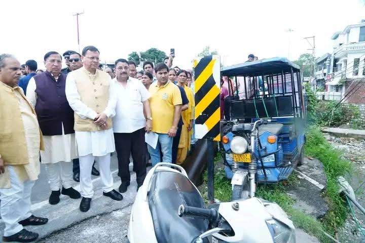 मुख्यमंत्री धामी ने गुरुवार को देहरादून में रायपुर क्षेत्र के अंतर्गत अतिवृष्टि से प्रभावित क्षेत्रों का स्थलीय निरीक्षण किया