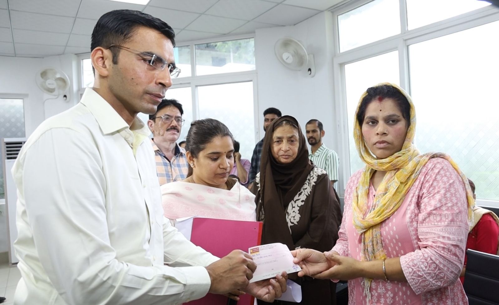 मुख्यमंत्री धामी की प्रेरणा से रायफल फंड से 06 असहाय, निर्बल लोगों को आज डीएम ने प्रदान की 1.50 लाख की आर्थिक सहायता 