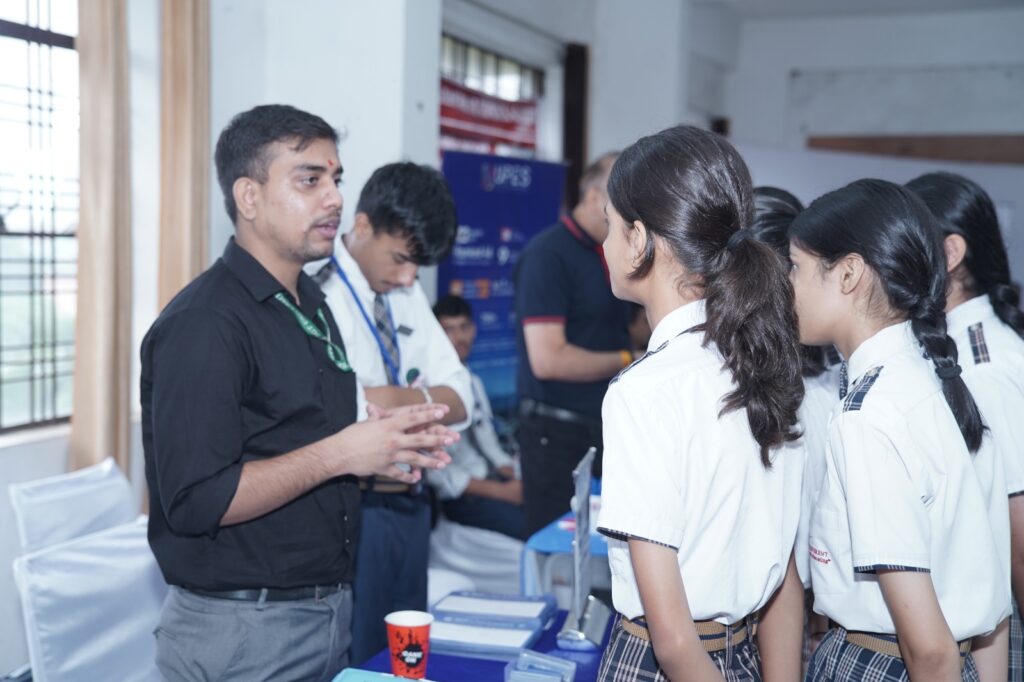 एनरोल मी नाउ द्वारा विकासनगर में सफलतापूर्वक आयोजित एजुकेशनल फेयर 2025-26