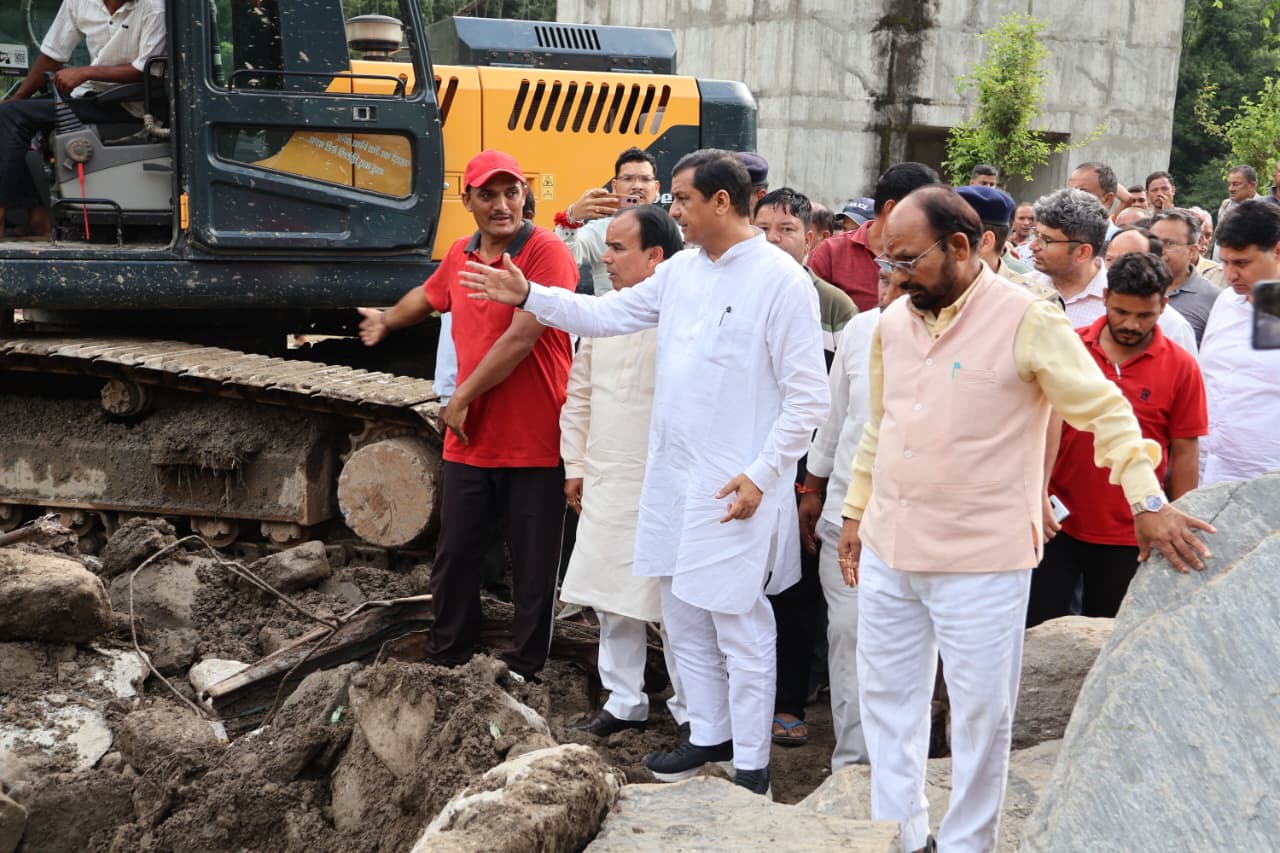 थराली क्षेत्र में आपदा पीड़ितों का हाल जानने पहुंचे सांसद अनिल बलूनी एवं मंत्री डॉ. धन सिंह रावत