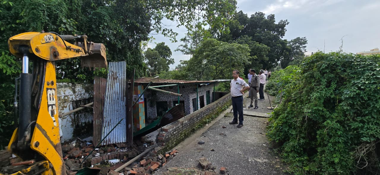 अवैध अतिक्रमण पर थम नहीं रहा जिला प्रशासन का प्रहार, दो स्थानों पर अतिक्रमण ध्वस्त
