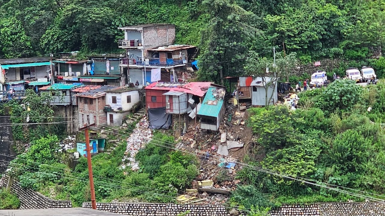 नारायणबगड़ क्षेत्र में बारिश का कहर सड़कों,पैदल रास्तों, आवासीय भवनों, गौशालाओं और खेत-खलिहानों को बडा नुकसान