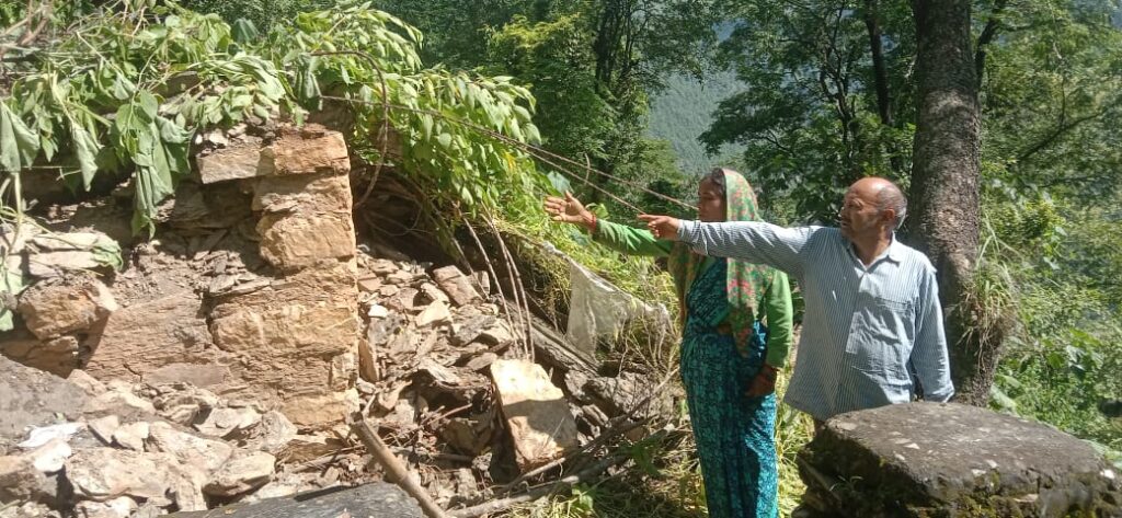 कांडा ग्वाड़ में ध्वस्त गौशाला तथा आवासीय भवन