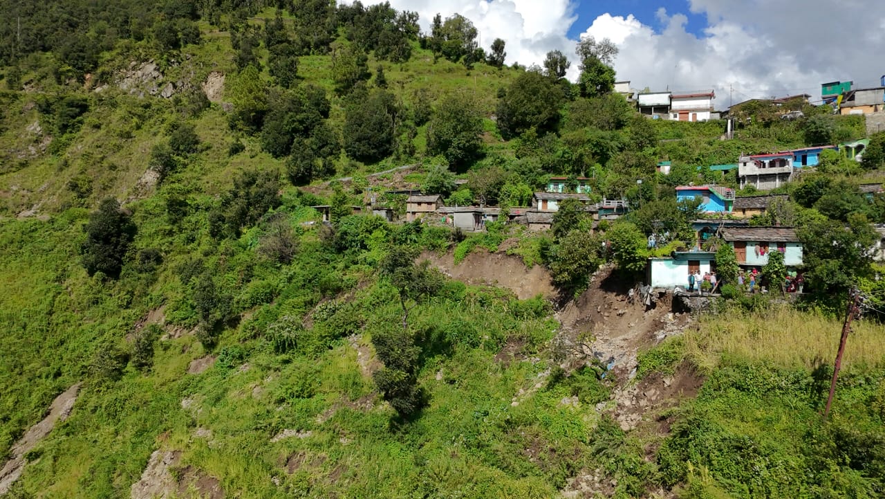धुलेट और देवार गांवों पर मंडराया भूस्खलन का खतरा,फफक-फफक रोने लगे आपदा पीड़ित