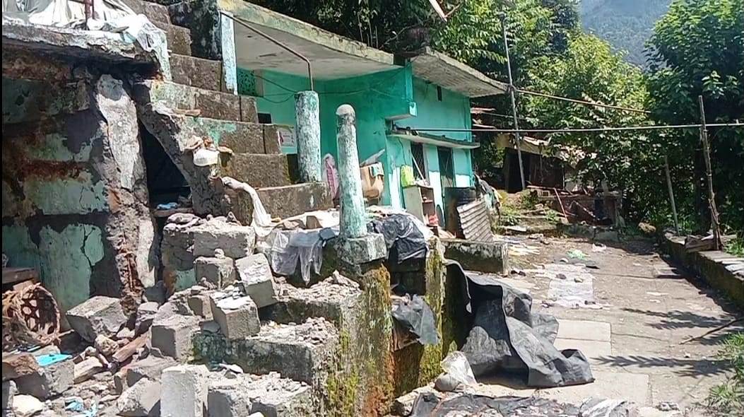 केवर गांव खतरे में,की परिवार वर्षों से जोह रहे हैं विस्थापन की बाट