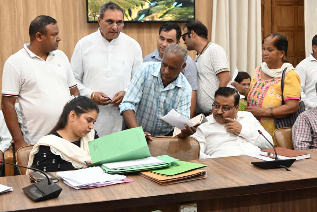 क्लेक्ट्रेट में सोमवार को लगा जनता दरबार,डीएम के निर्देश जन शिकायतों का हो त्वरित समाधान।