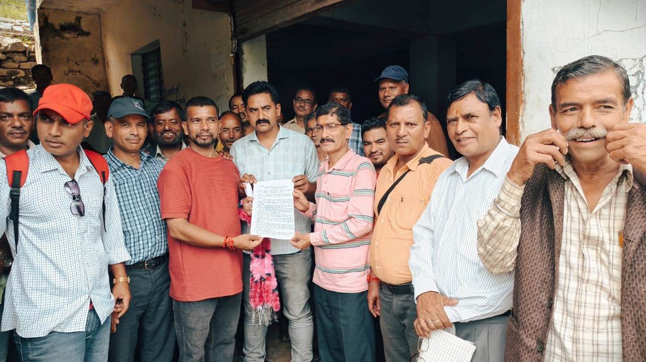 लंबित पड़े मांगें पूरी न होने पर सरकारी ग्रैन डीलरों ने दिया सामुहिक इस्तीफा देने का चेतावनी ज्ञापन