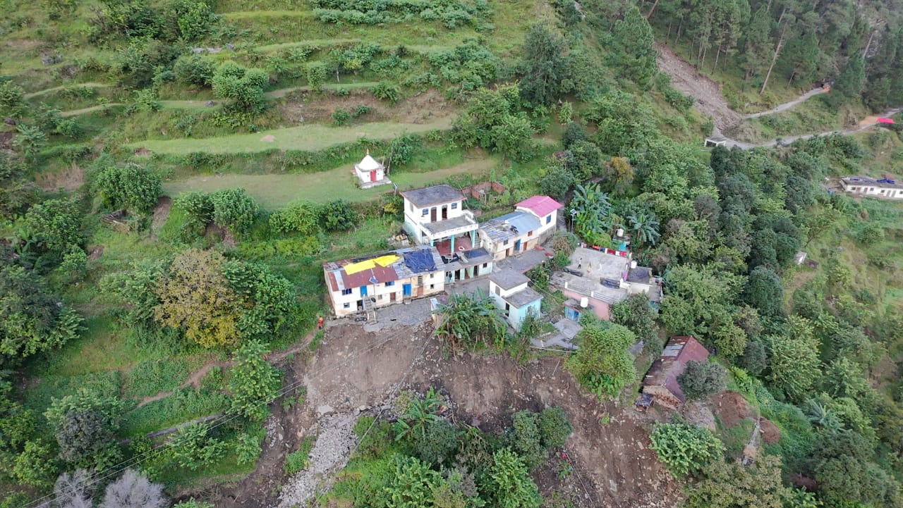 थराली के खड़गोला तोक के मकानों को बढ़ा खतरा,पुनर्निरक्षण की मांग