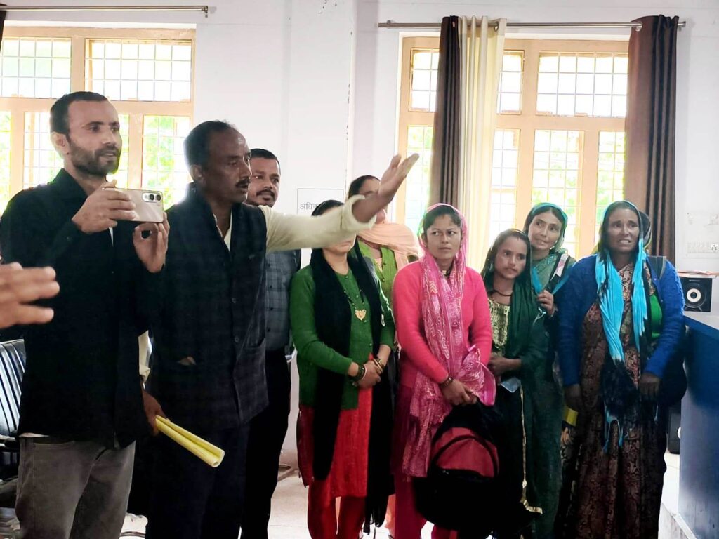 अपनी बात को रखते हुए मुसाउडियार गांव के लोग