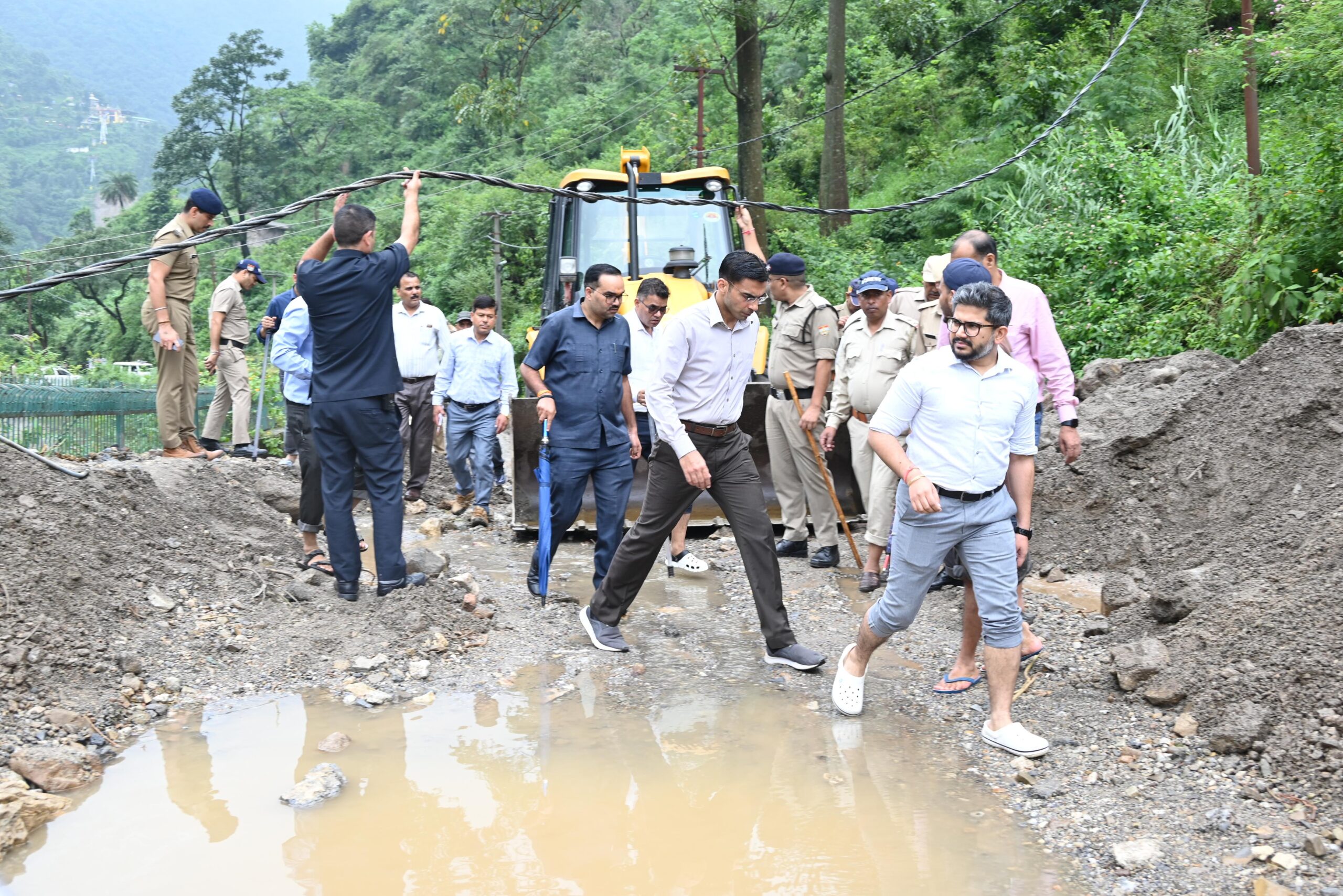 भीषण आपदा प्रभावित क्षेत्र में ग्राउंड जीरो पर डटे रहे देहरादून डीएम,एसएसपी