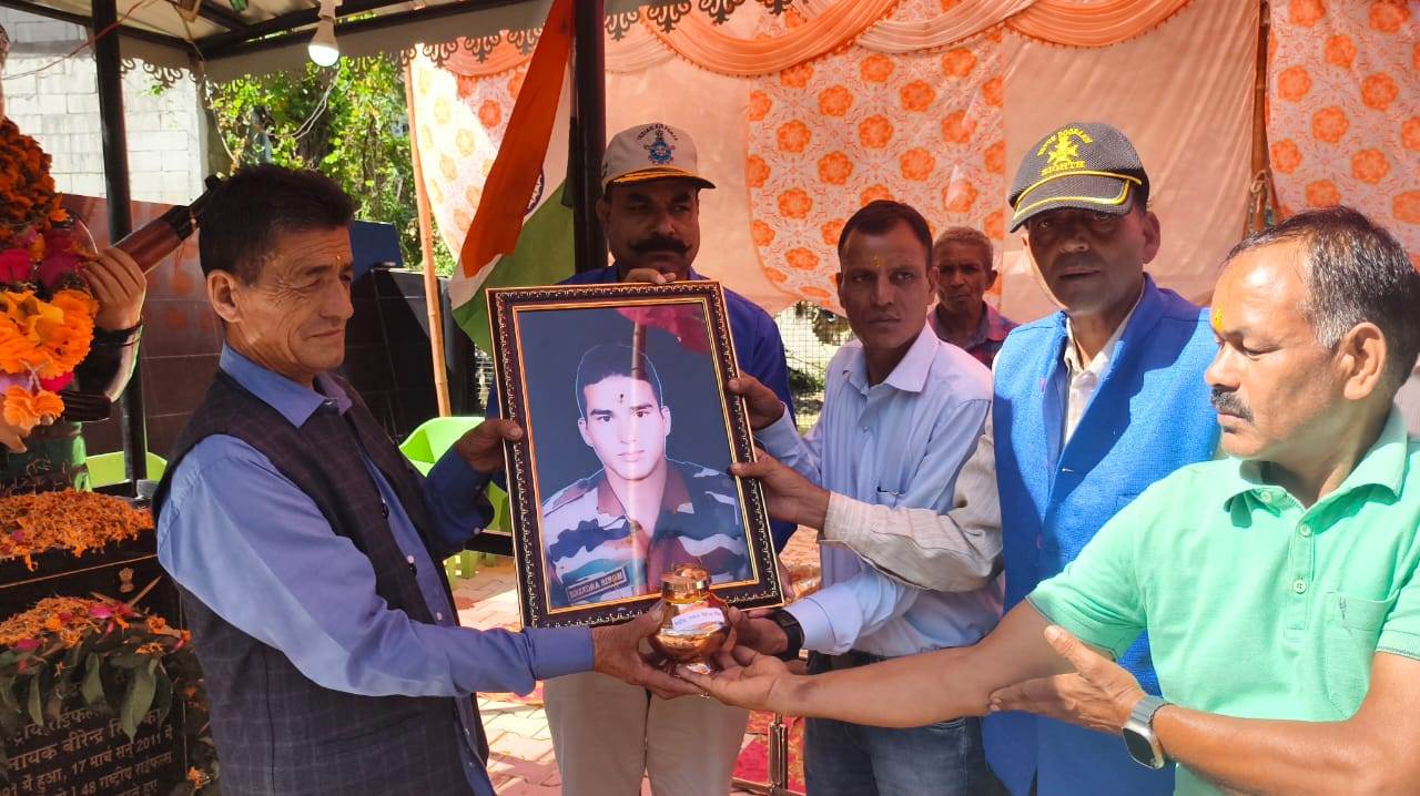 शहीद सम्मान यात्रा 2.0 - शहीद नायक बिरेंद्र सिंह की जन्मभूमि की मिट्टी क्लश में भरकर सेन्य सम्मान के साथ लेंसडाउन के लिए हुई रवाना
