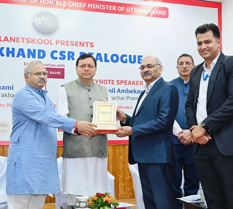 राज्य में शिक्षा के क्षेत्र में योगदान के लिए “उत्तराखंड सीएसआर संवाद” में आईआईएफसीएल को किया सम्मानित बीएसएनके न्यूज / देहरादून डेस्क । भारत सरकार के पूर्ण स्वामित्व वाली कंपनी इंडिया इन्फ्रास्ट्रक्चर फाइनेंस कंपनी लिमिटेड (आईआईएफसीएल) को 24 सितंबर 2025 को देहरादून में आयोजित प्रतिष्ठित "उत्तराखंड सीएसआर संवाद" में सम्मानित किया गया। इस कार्यक्रम में उत्तराखंड के मुख्यमंत्री पुष्कर सिंह धामी मुख्य अतिथि के रूप में उपस्थित थे। इस आयोजन ने उत्तराखंड राज्य में सतत विकास को बढ़ावा देने में कॉर्पोरेट सामाजिक उत्तरदायित्व (सीएसआर) की भूमिका पर विचार-विमर्श के लिए एक महत्वपूर्ण मंच के रूप में कार्य किया। यह इस क्षेत्र की सामाजिक और आर्थिक प्रगति को आगे बढ़ाने के साझा दृष्टिकोण के साथ अग्रणी कॉर्पोरेट्स,नीति निर्माताओं और विकास कार्यकर्ताओं को एक साथ लाया। शिक्षा के क्षेत्र में अपने समर्पित प्रयासों और प्रभावशाली पहलों के लिए, इस कार्यक्रम में आईआईएफसीएल को सम्मानित किया गया। विगत वर्षों में, आईआईएफसीएल ने शिक्षा को बढ़ावा देने, सीखने के परिणामों में सुधार लाने और गुणवत्तापूर्ण शैक्षिक संसाधनों एवं बुनियादी ढाँचे तक पहुँच के माध्यम से युवाओं को सशक्त बनाने के उद्देश्य से कई पहलें की हैं। आईआईएफसीएल की ओर से यह सम्मान, आईआईएफसीएल के मुख्य महाप्रबंधक एवं सीएसआर प्रमुख सुबोध शर्मा ने ग्रहण किया। इस अवसर पर बोलते हुए, उन्होंने उत्तराखंड सरकार के प्रति आभार व्यक्त किया और शिक्षा, स्वास्थ्य एवं सतत आजीविका पर विशेष ध्यान देते हुए, अपने सीएसआर कार्यक्रमों के माध्यम से राष्ट्र निर्माण में सार्थक योगदान देने के लिए आईआईएफसीएल की प्रतिबद्धता की पुनः पुष्टि की। उत्तराखंड सीएसआर संवाद 2025 में आईआईएफसीएल को मिली मान्यता समावेशी विकास को गति देने और समुदायों के लिए दीर्घकालिक मूल्य सृजन हेतु इसके निरंतर प्रयासों का प्रमाण है। यह उपलब्धि एक मज़बूत, शिक्षित और सशक्त उत्तराखंड के निर्माण के राज्य सरकार के दृष्टिकोण का समर्थन करने के कंपनी के संकल्प को और सुदृढ़ करती है।