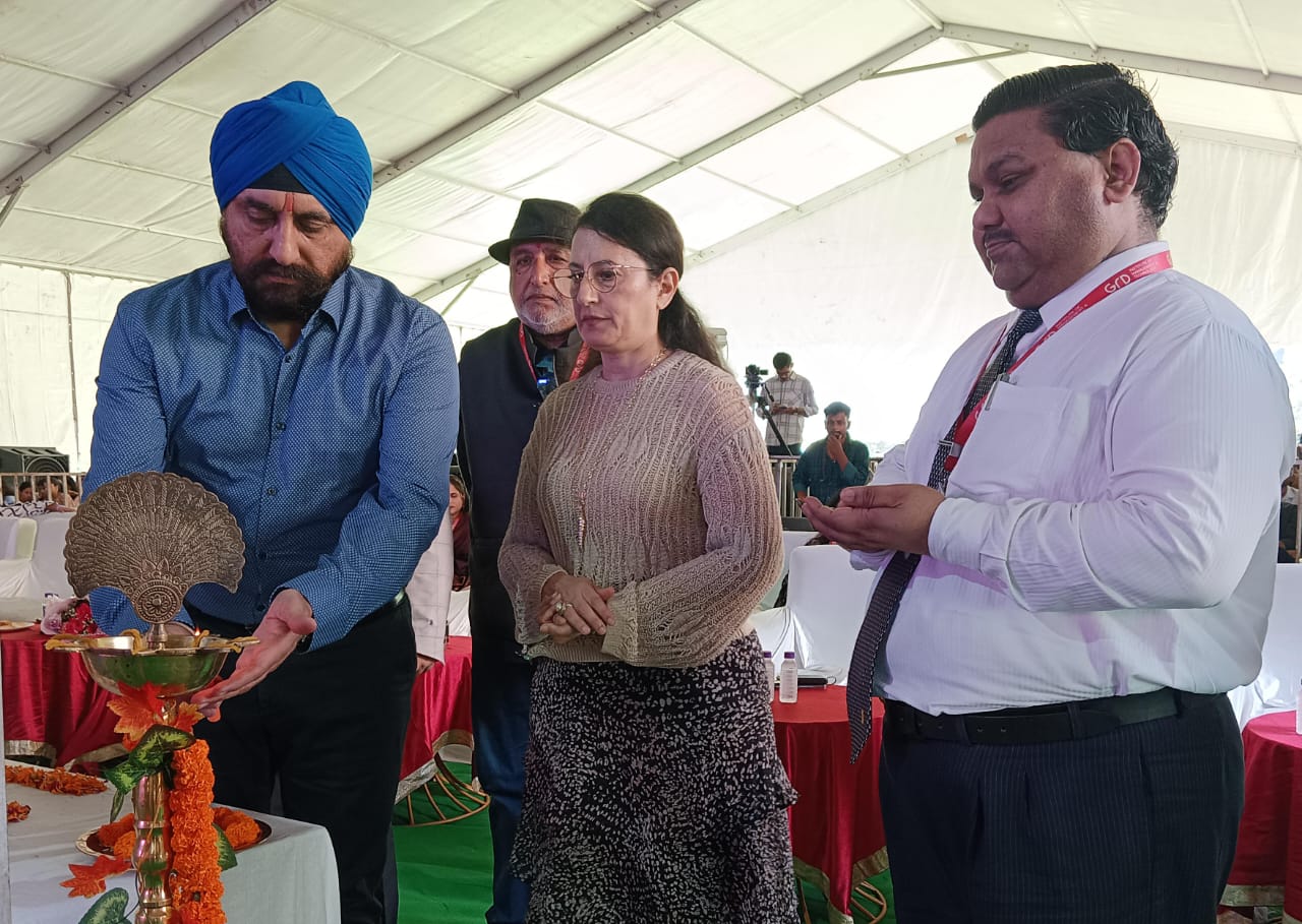 गुरु रामदास इंस्टिट्यूट ऑफ़ मैनेजमेंट एंड टेक्नोलॉजी के "अभिनंदन-2025 " कार्यक्रम में जमकर झूमे छात्र