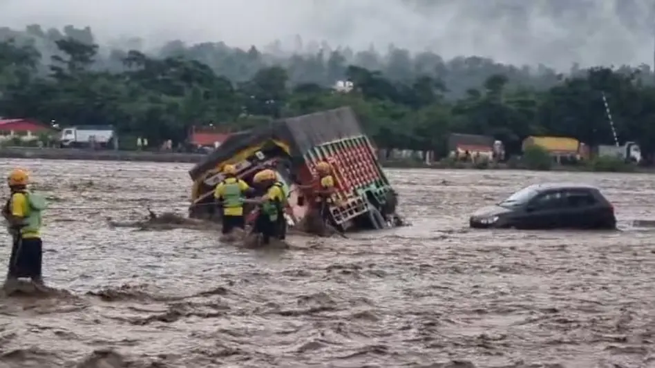 देहरादून के प्रसिद्ध पर्यटन स्थल सहस्त्रधारा में बादल फटने से तबाही, बह गईं दुकानें, कई लोग लापता