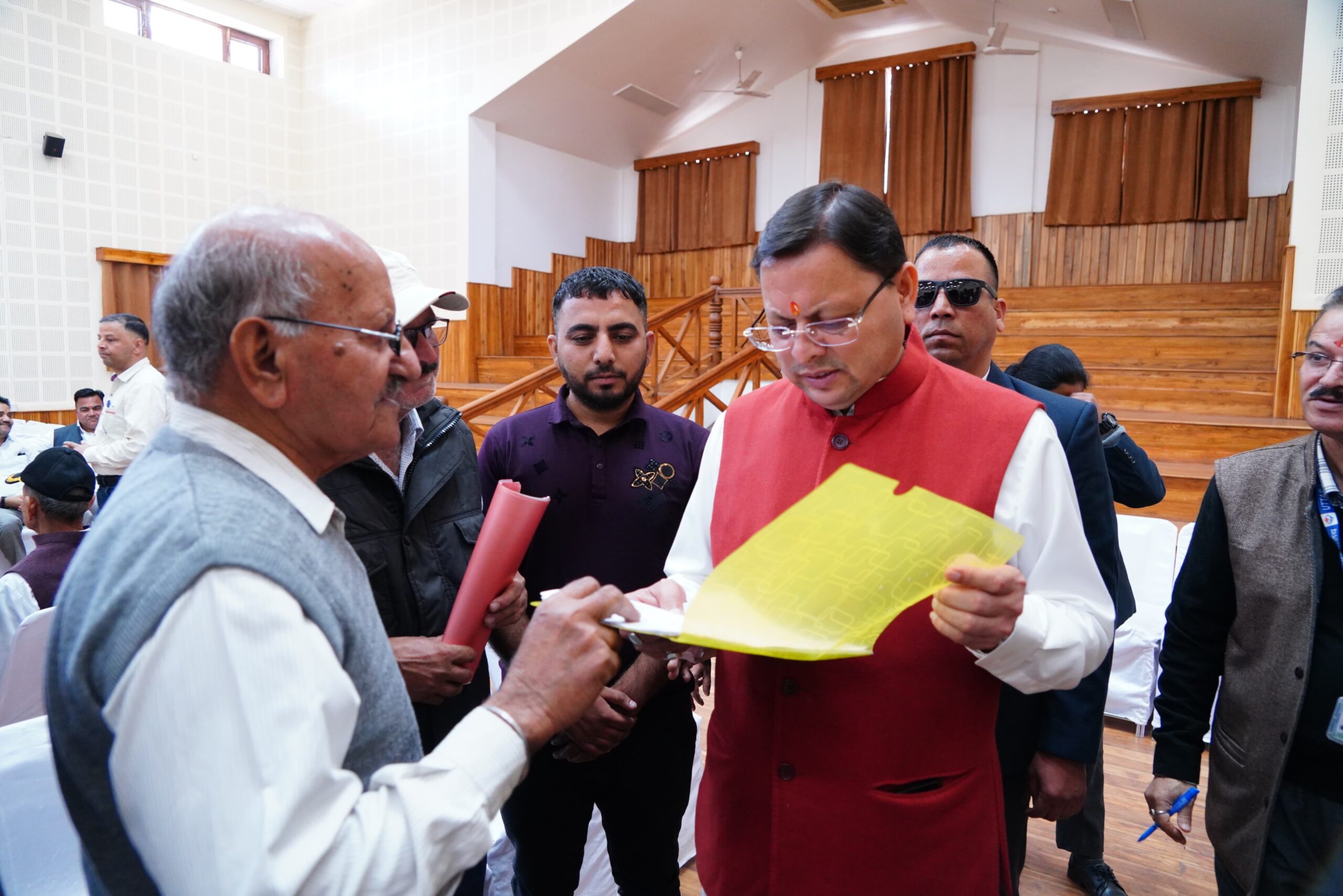 मुख्यमंत्री धामी ने जनता मिलन कार्यक्रम में सुनी जन समस्याएं अधिकारियों को फीडबैक व्यवस्था सुदृढ़ करने के दिए निर्देश