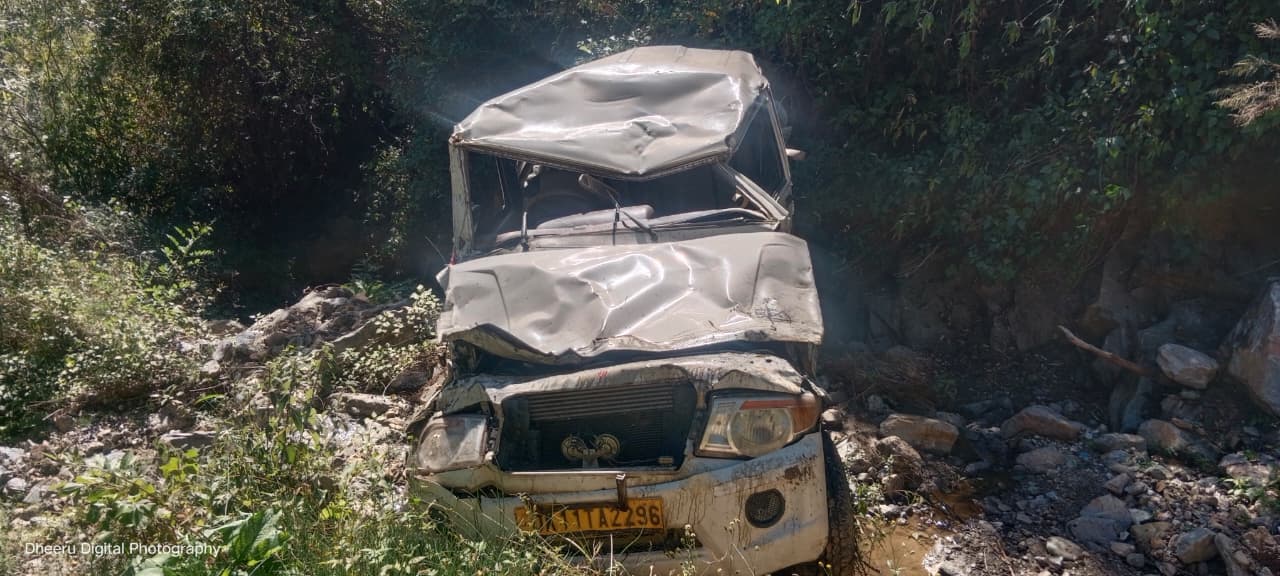 मींग गधेरा-हंसकोटी मार्ग पर दर्दनाक हादसा, बुलेरो खाई में गिरी, एक की मौत दो घायल