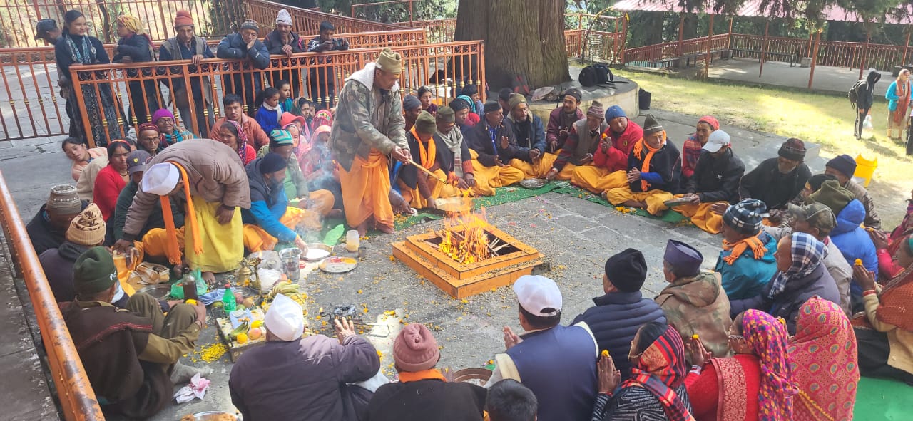 लाटू धाम वाण के कपाट छह माह के लिए बंद,भक्तों की उमड़ी भीड़