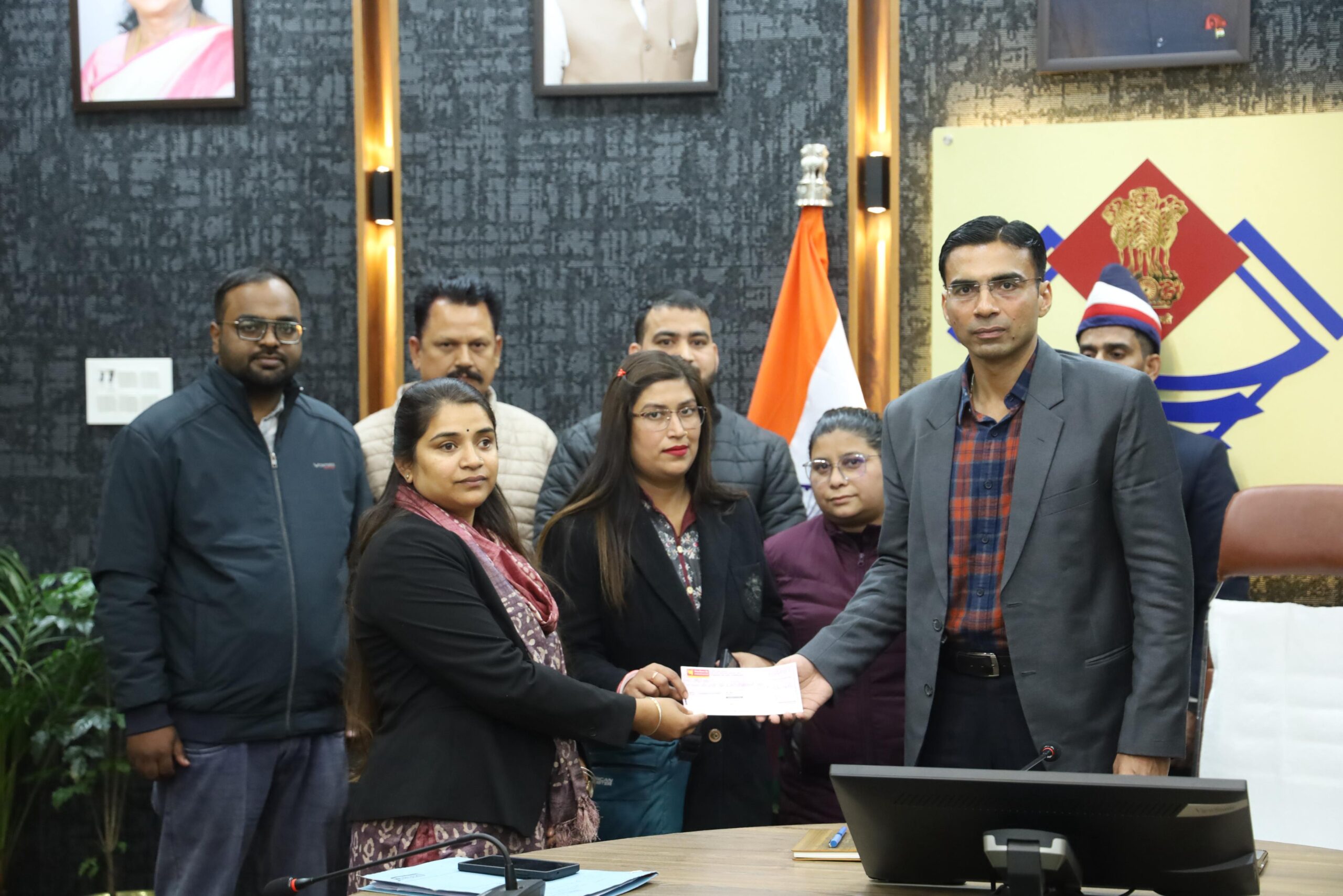 डीएम का एक्शन देख ठिठके बैंक के कदम, 24 घंटे के भीतर असहाय पुत्री प्रीति के नाम जारी किया 3.30 लाख रुपये का चेक