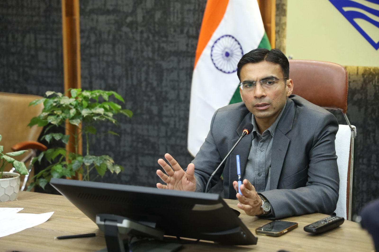 बीमार-घायल पशुओं की हो नियमित स्वास्थ्य जांच, उचित उपचार- -डीएम