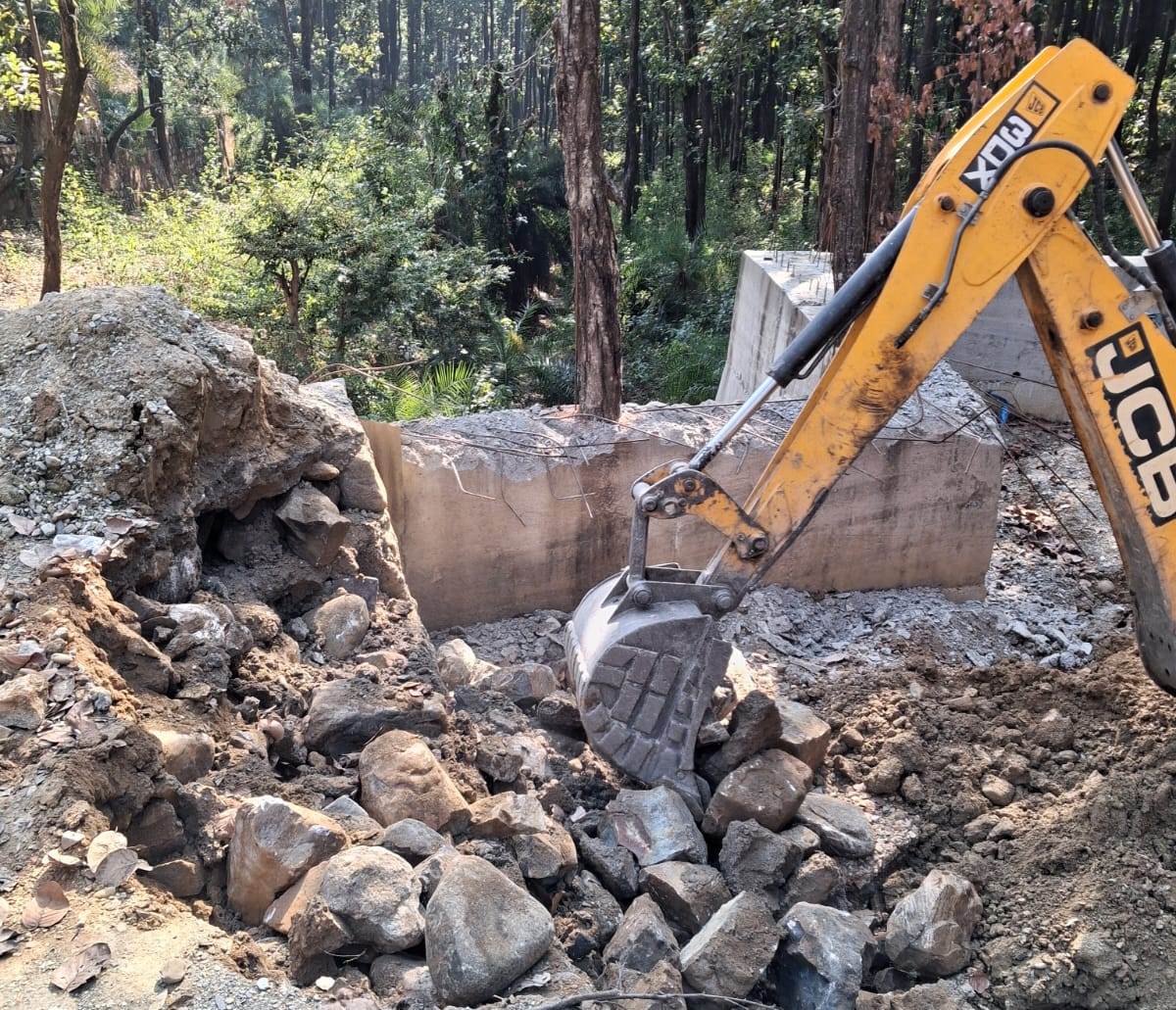 भू-माफिया; अतिक्रमण विरूद्ध जिला प्रशासन का एक्शन जारी; सरकारी नाले-नौले पर प्लाटिंग ध्वस्त
