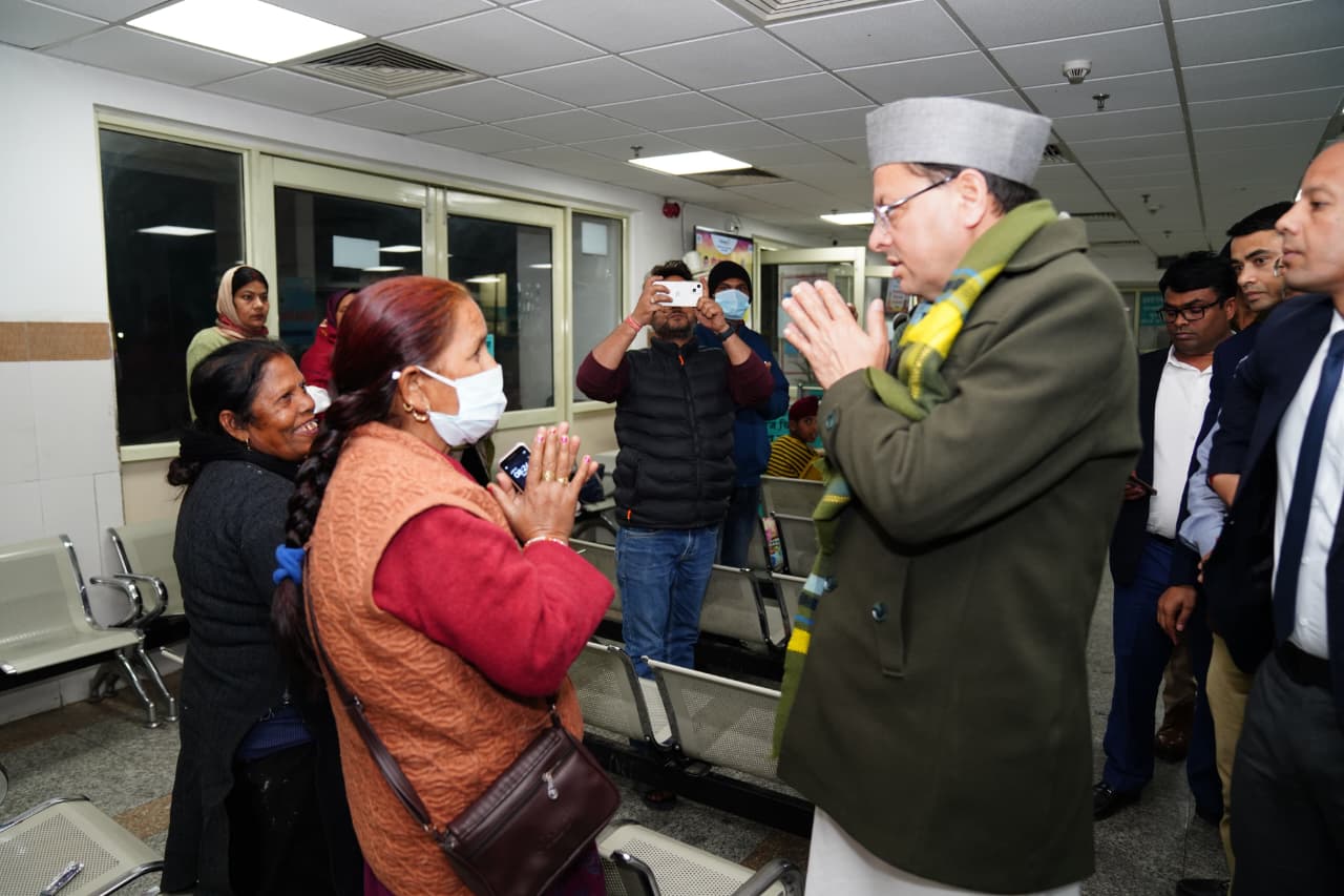 देर रात दून मेडिकल कॉलेज चिकित्सालय पहुंचे मुख्यमंत्री, व्यवस्थाओं का लिया जायजा