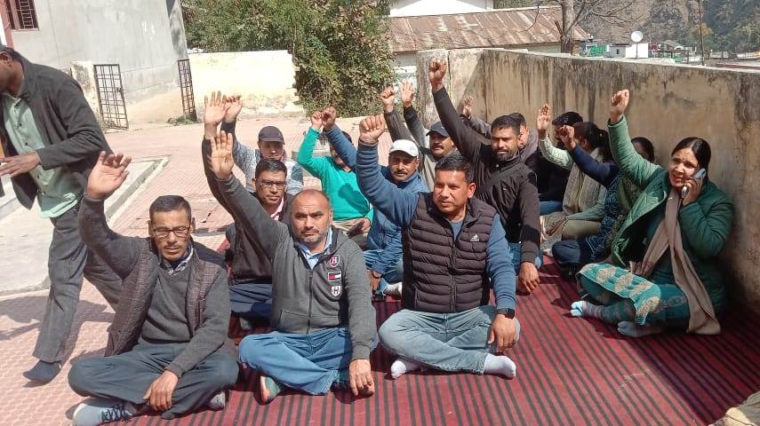 प्रारंभिक शिक्षा निदेशक के साथ विवाद पर दो दिवसीय कार्य बहिष्कार