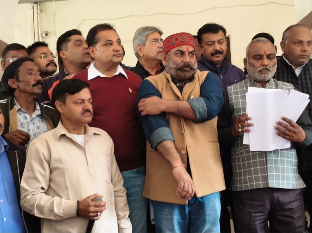 महिला सफाई कर्मचारी से मारपीट पर भड़के कर्मचारी, मुकदमा दर्ज करने व पार्षद की सदस्यता निरस्त करने की मांग