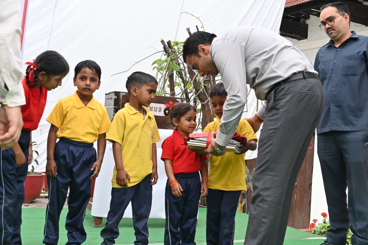 डीएम सविन बंसल के प्रयासों से मुख्यधारा से जुड़ने लगा सड़क पर बिखरा बचपन