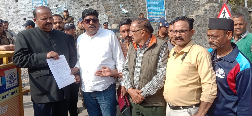 भराड़ीसैंण विधानसभा सत्र के दौरान पीआरडी जवानों का जोरदार प्रदर्शन, दो सूत्रीय मांगों को लेकर सौंपा ज्ञापन