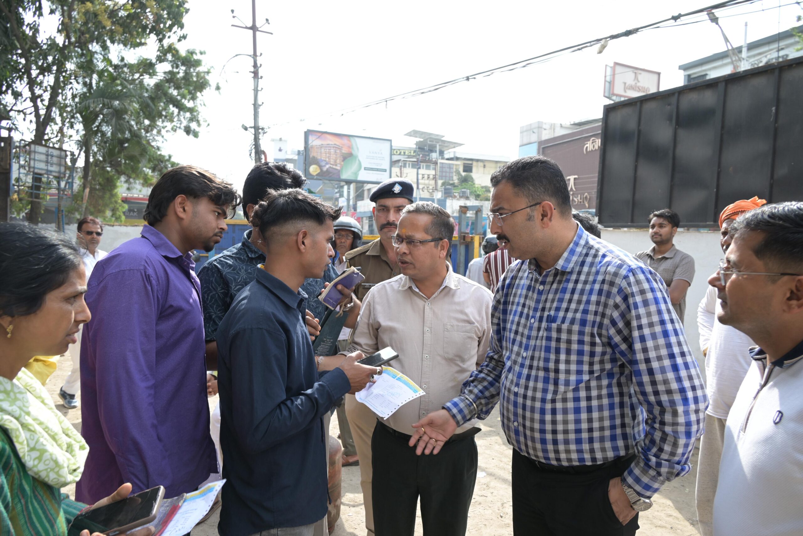 पंजाबी एंटरटेनमेंट और टेलीविजन में सफलता के बाद ईशा शर्मा करेंगी साउथ फिल्म इंडस्ट्री में डेब्यू शिमला - 14 मार्च 2026: अभिनेत्री और मॉडल ईशा शर्मा अब अपने करियर का एक नया अध्याय शुरू करने जा रही हैं। पंजाबी म्यूजिक वीडियो, टेलीविजन और पंजाबी सिनेमा में पहचान बनाने के बाद ईशा शर्मा अब साउथ फिल्म इंडस्ट्री में डेब्यू करने के लिए तैयार हैं। उनकी यह नई शुरुआत उन्हें देशभर के बड़े दर्शक वर्ग तक पहुंचा सकती है। हिमाचल प्रदेश के चंबा से ताल्लुक रखने वाली ईशा शर्मा अपनी सफलता के साथ-साथ अपने विनम्र और डाउन-टू-अर्थ स्वभाव के लिए भी जानी जाती हैं। पहाड़ों से निकलकर एंटरटेनमेंट इंडस्ट्री तक का उनका सफर मेहनत, लगन और समर्पण की मिसाल माना जाता है। पंजाबी म्यूजिक इंडस्ट्री में ईशा शर्मा को खास पहचान तब मिली जब उन्होंने कई बड़े और प्रसिद्ध गायकों के साथ म्यूजिक वीडियो में काम किया। वह लखविंदर वडाली, सिद्धू मूसेवाला, कुलविंदर बिल्ला, गुरनाम भुल्लर, अखिल और शिवजोत धांधीवाल जैसे मशहूर पंजाबी सिंगर्स के गानों में नजर आ चुकी हैं, जिससे उन्हें दर्शकों के बीच काफी लोकप्रियता मिली। इसके बाद ईशा शर्मा ने टेलीविजन की दुनिया में कदम रखा और सोनी सब के रोमांटिक ड्रामा “पश्मिन्ना – धागे मोहब्बत के” में मुख्य भूमिका निभाई। इस शो में उनके अभिनय को दर्शकों ने काफी पसंद किया और उन्हें राष्ट्रीय स्तर पर पहचान मिली। अपने करियर को आगे बढ़ाते हुए ईशा ने पंजाबी फिल्म “परिंदा पार गया” के साथ सिनेमा में भी कदम रखा, जिसने उनके अभिनय करियर को और मजबूती दी। अब ईशा शर्मा साउथ फिल्म इंडस्ट्री में अपने डेब्यू के साथ एक नई शुरुआत करने जा रही हैं। साउथ सिनेमा की बढ़ती लोकप्रियता को देखते हुए माना जा रहा है कि यह कदम उनके करियर को नई ऊंचाइयों तक ले जा सकता है। म्यूजिक वीडियो, टेलीविजन और फिल्मों तक का ईशा शर्मा का सफर लगातार आगे बढ़ रहा है। साउथ फिल्म इंडस्ट्री में उनके डेब्यू को लेकर उनके प्रशंसक काफी उत्साहित हैं और आने वाले समय में उनसे और बेहतरीन काम की उम्मीद कर रहे हैं।