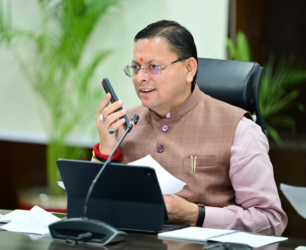 सीएम हेल्पलाइन 1905 पर लंबित शिकायतों के त्वरित निस्तारण के लिए विशेष अभियान चलाया जाए - मुख्यमंत्री धामी