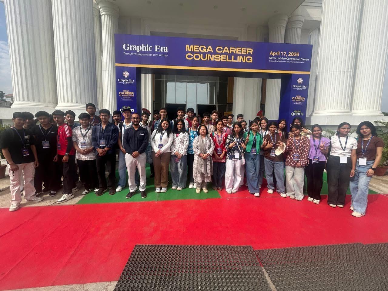 उत्कृष्ट प्रदर्शन करने वाले कक्षा 10 के छात्र-छात्राओं ने सफलता का जश्न उत्साह और गर्व के साथ मनाया