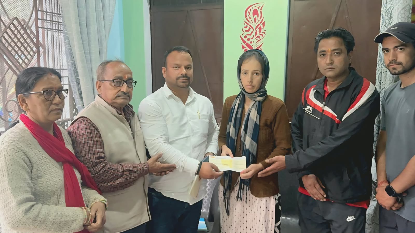 देवप्रयाग: बेसहारा बेटी के हाथ पीले करने को आगे आए सुरेंद्र सिंह रावत, निभाया बड़े भाई जैसा फर्ज; सौंपी आर्थिक मदद