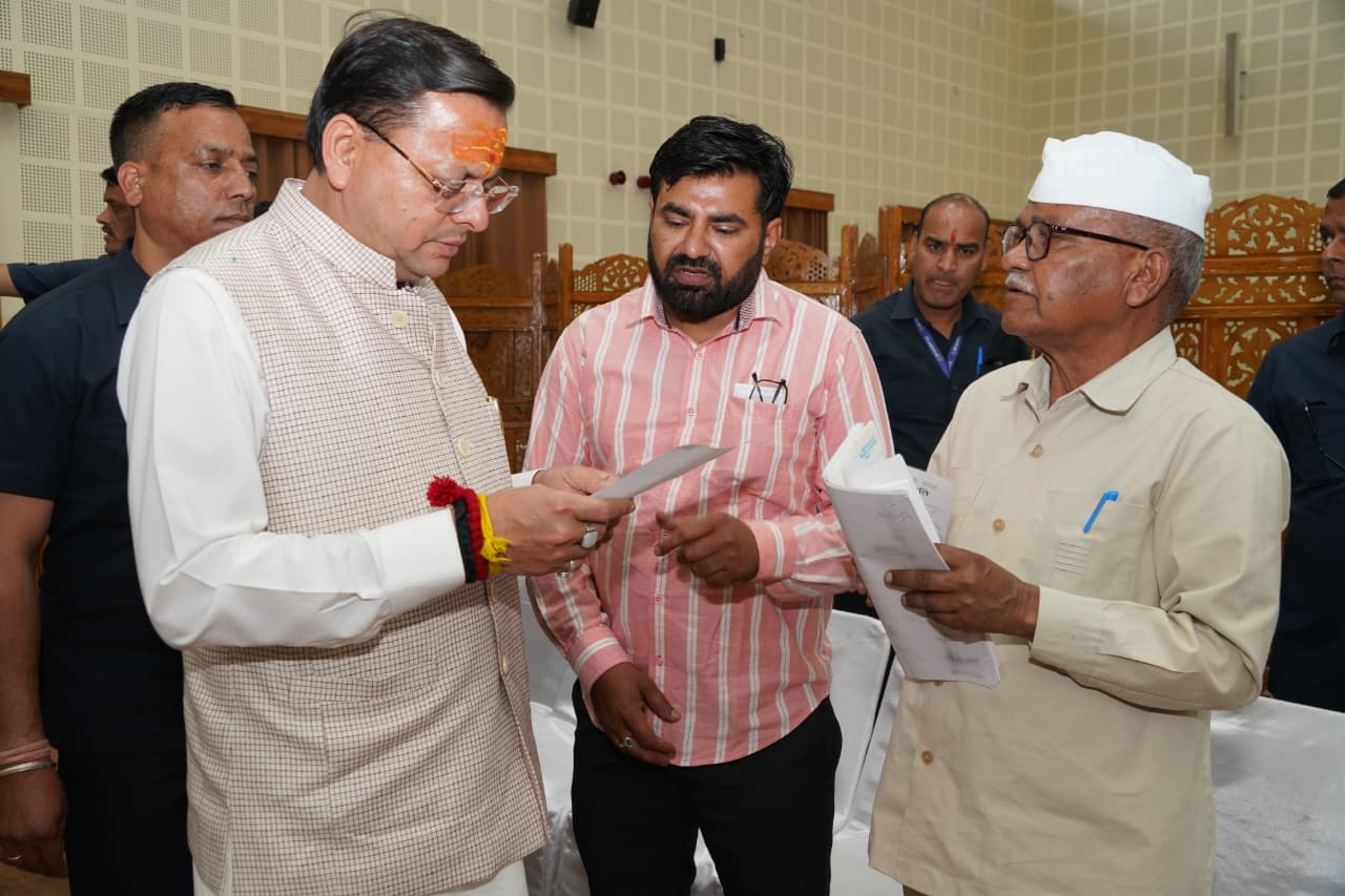 मुख्यमंत्री पुष्कर सिंह धामी ने मुख्य सेवक सदन में प्रदेश के विभिन्न जनपदों से आए लोगों की समस्याओं को सुना