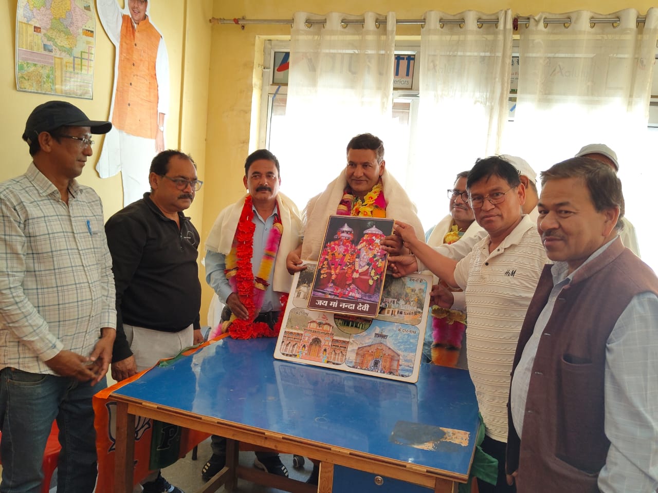 नन्दानगर में विशिष्ट बीटीसी शिक्षकों ने किया शिक्षक प्रकाश बिष्ट का सम्मान