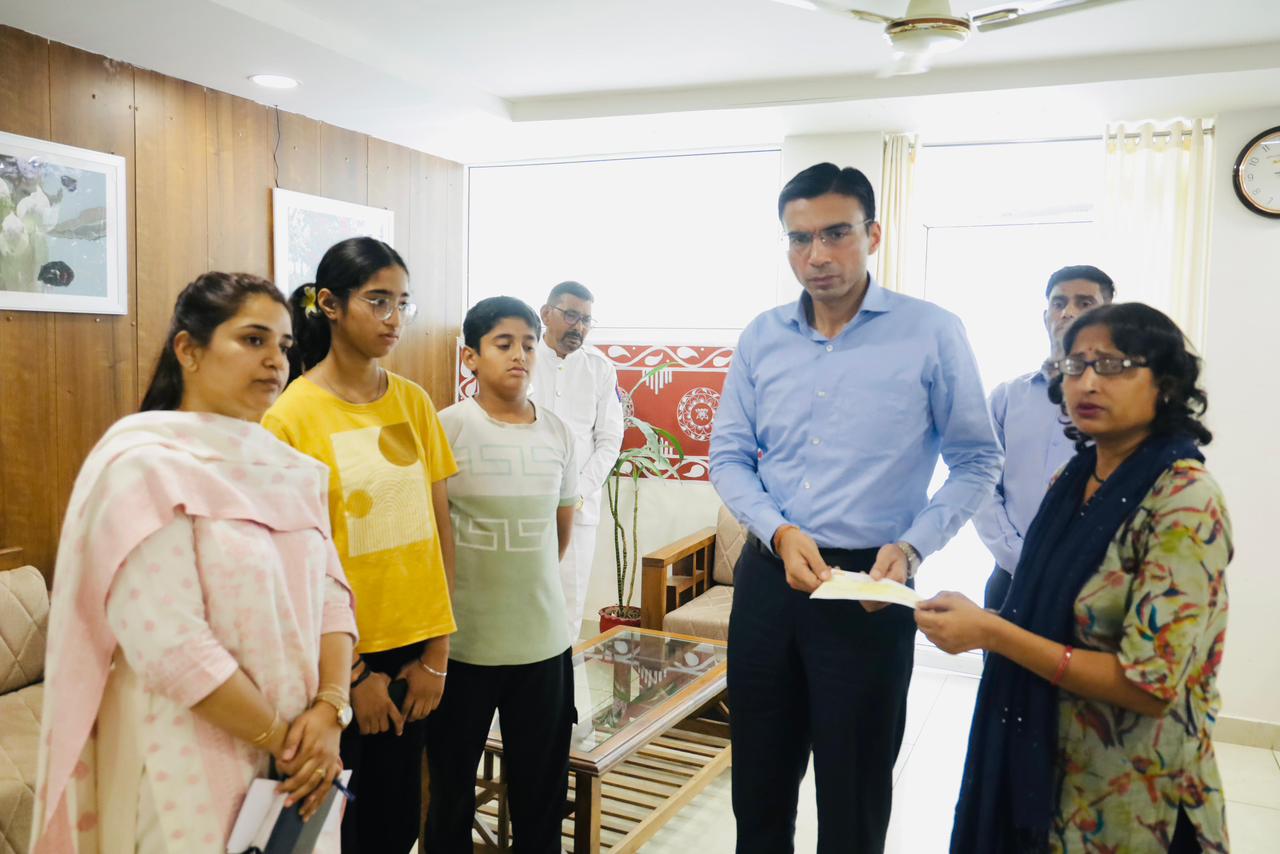 मुख्यमंत्री धामी के मार्गदर्शन में असहाय जरूरतमंदों को सबल बनाता जिला प्रशासन