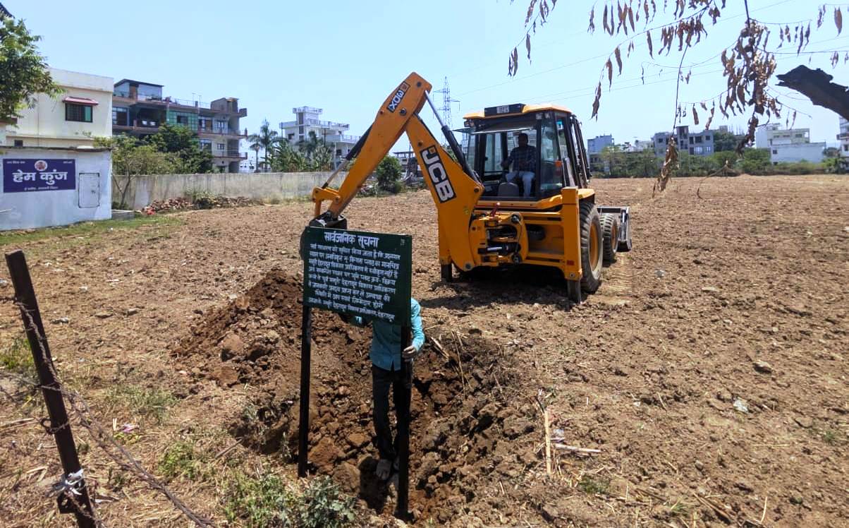 अजबपुर कला में आठ बीघा में की जा रही अवैध प्लॉटिंग पर चला एमडीडीए का बुलडोजर