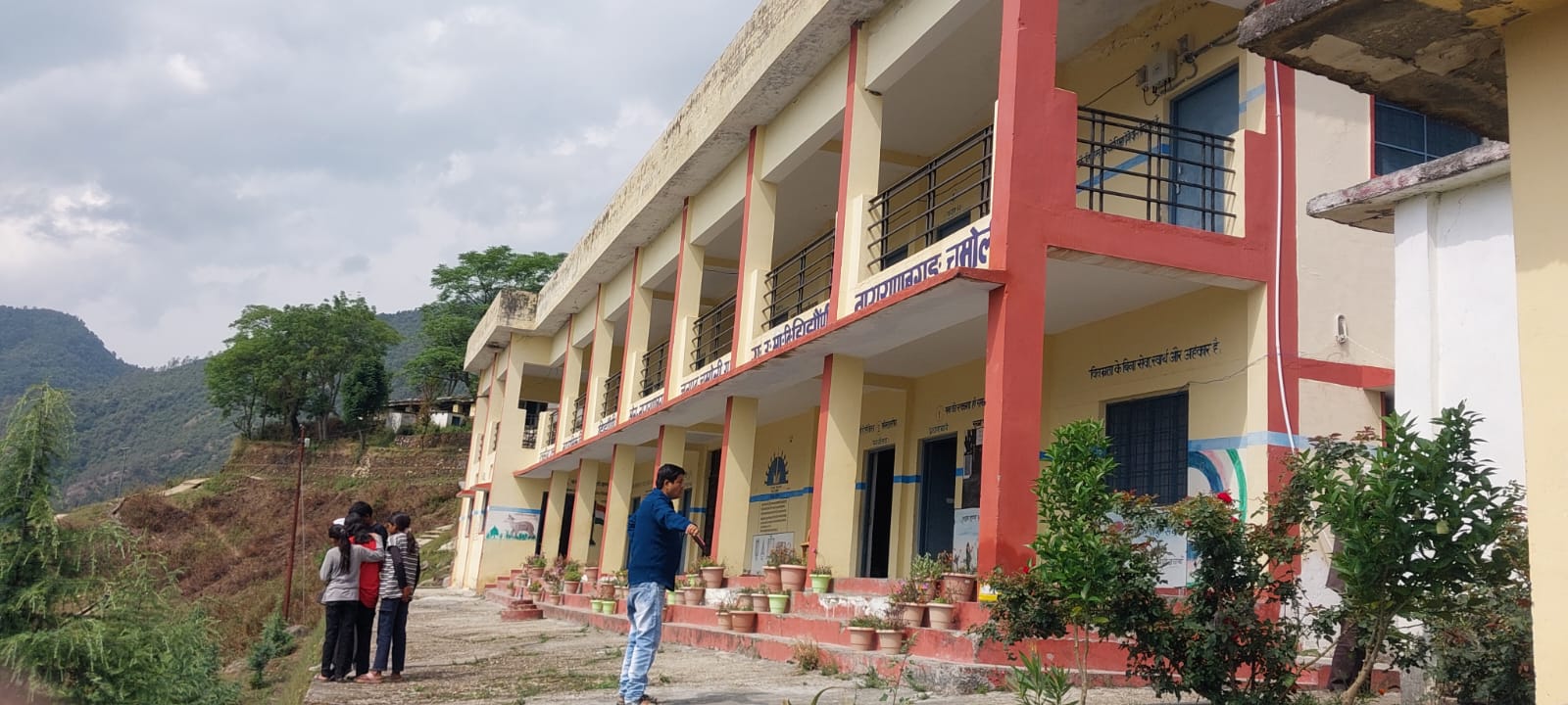 चमोली: 14 किमी दूर जंगली रास्ते से परीक्षा देने को मजबूर छात्र, झिझौणी स्कूल को बोर्ड केंद्र बनाने की मांग
